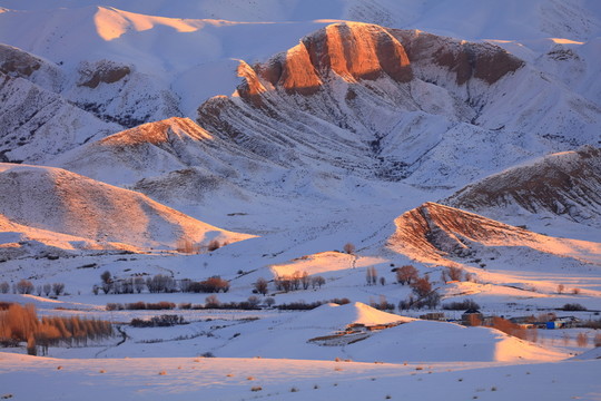 雪山腳下小村
