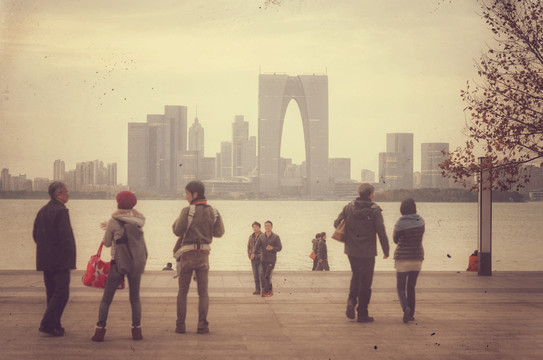 金雞湖邊散步的人們