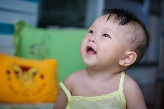 樂呵呵的嬰兒