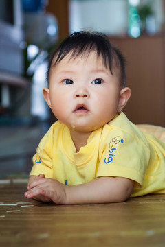 向上張望的嬰兒