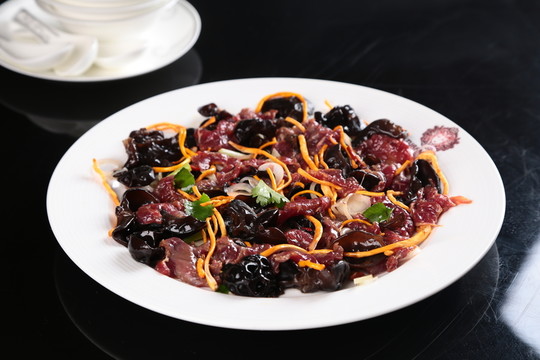杞皇蟲草菌蒸黃牛肉片
