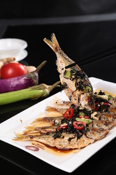 鄉(xiāng)村風(fēng)味蒸黃魚
