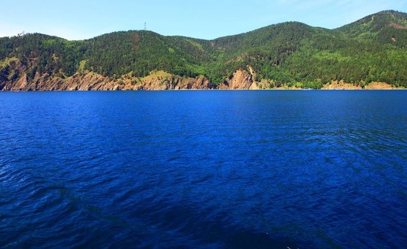 貝加爾湖；夏季。
