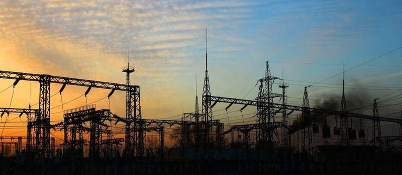 電力站。日出。