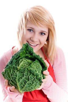 美麗的女人用新鮮的卷心菜
