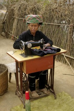 黑苗族婦女縫紉機