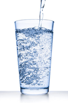 將水倒入玻璃