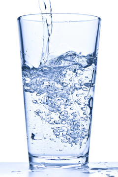 將水倒入玻璃