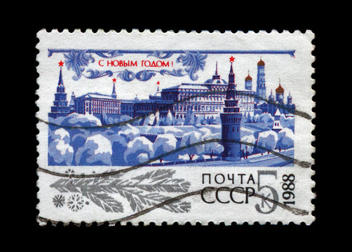 USSR -大約1987：郵票印刷在USSR；表明克里姆林紅星；樹下的雪新年；大約1987。新年快樂(lè)