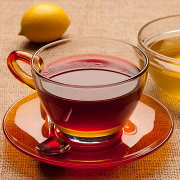 桌上的杯子里放著熱水果茶