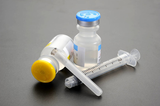 注射器和小瓶