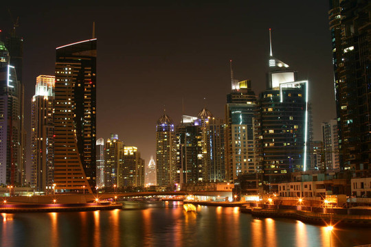迪拜夜間碼頭；UAE