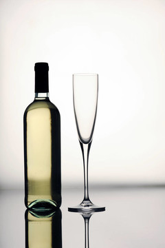 酒瓶和玻璃杯