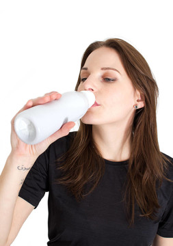女人拿著一瓶無(wú)乳糖牛奶