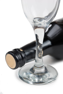 酒瓶和酒杯的白色隔離