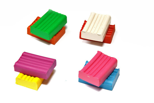 明亮的白色背景上的plasticines酒吧