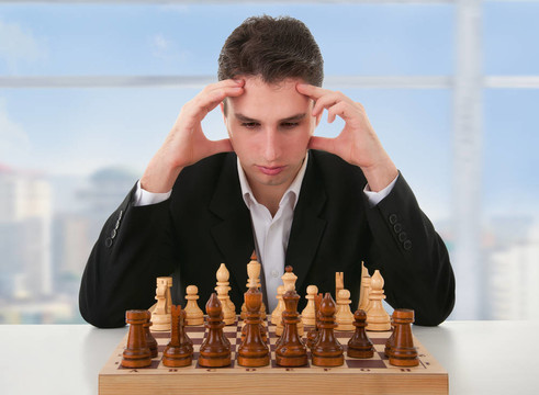 認(rèn)真的人思考國(guó)際象棋比賽