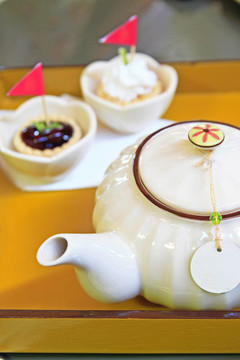 茶時(shí)間在花園里打破與甜蛋糕