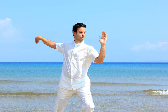 海灘上的男人沉思