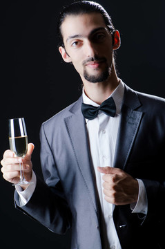 男子品酒酒杯