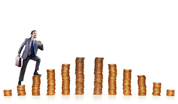 商人爬金幣堆