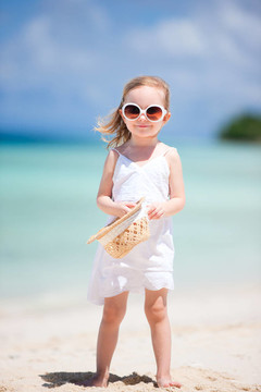 可爱的小女孩在海滩
