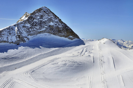滑雪道的斜坡上Hintertux Glacier