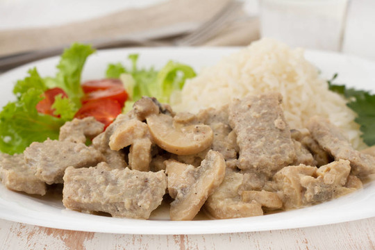 蘑菇豬肉；煮米飯和沙拉
