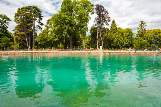 阿訥西公園碧綠的湖水