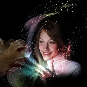 帶禮物盒的年輕漂亮女人