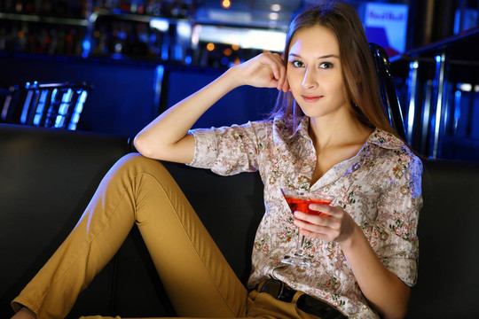 夜總會(huì)里有魅力的女人喝一杯