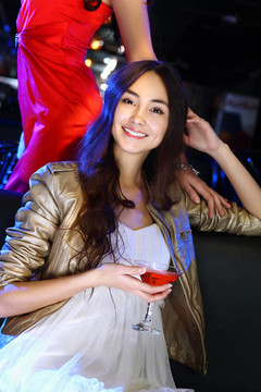 夜總會里有魅力的女人喝一杯