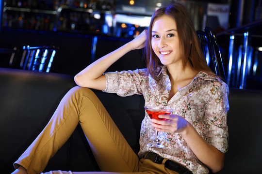 夜總會里有魅力的女人喝一杯