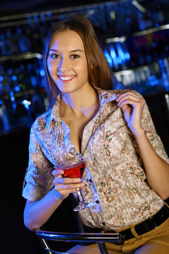 夜總會里有魅力的女人喝一杯
