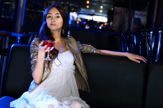 夜總會里有魅力的女人喝一杯