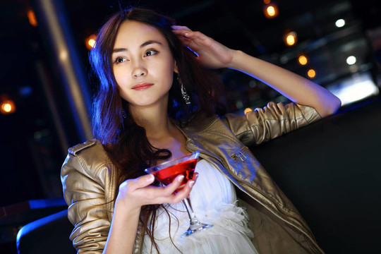 夜總會(huì)里有魅力的女人喝一杯