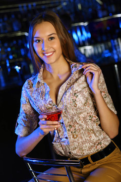 夜總會(huì)里有魅力的女人喝一杯