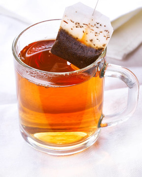 在杯袋泡茶
