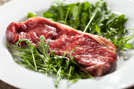 原料里脊肉牛排色拉