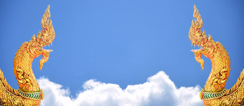 藍(lán)色天空的龍雕像。