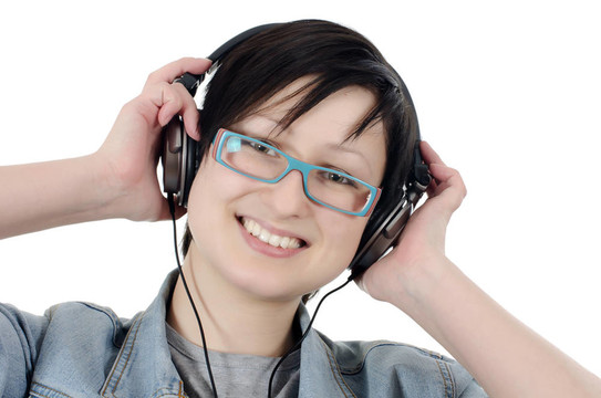 女孩通過耳朵聽音樂