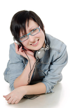 女孩通過耳朵聽音樂