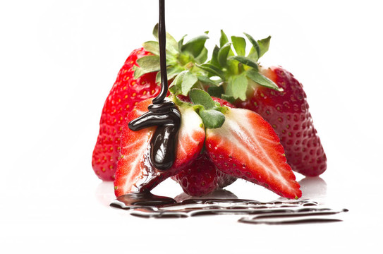 Strawberry和巧克力在白色