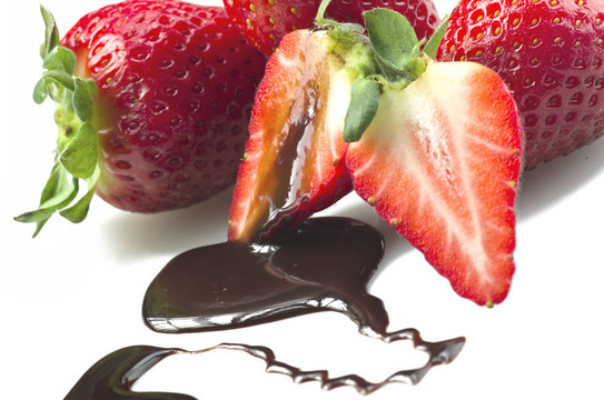 Strawberry和巧克力在白色