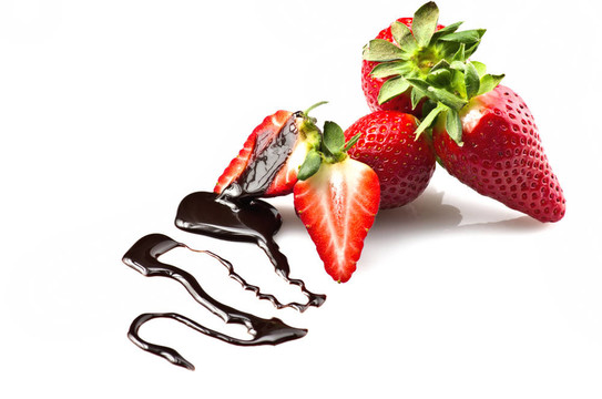 Strawberry和巧克力在白色