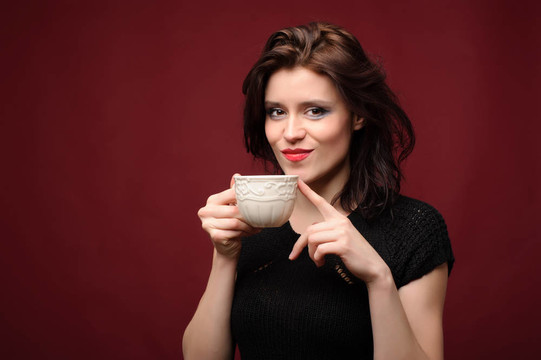 美女喝杯茶或咖啡