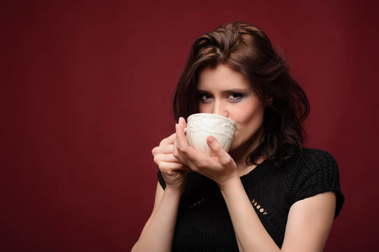 美女喝杯茶或咖啡