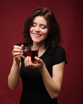 美麗的女人與一杯茶