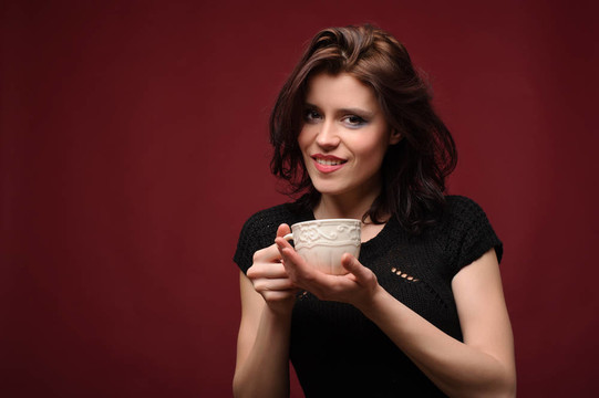 美女喝杯茶或咖啡
