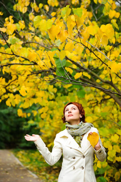 秋天公園的年輕女子